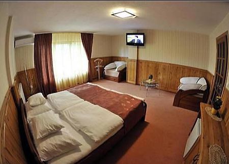 Trojka Hotel Es Panzio Szolnok Kamer foto